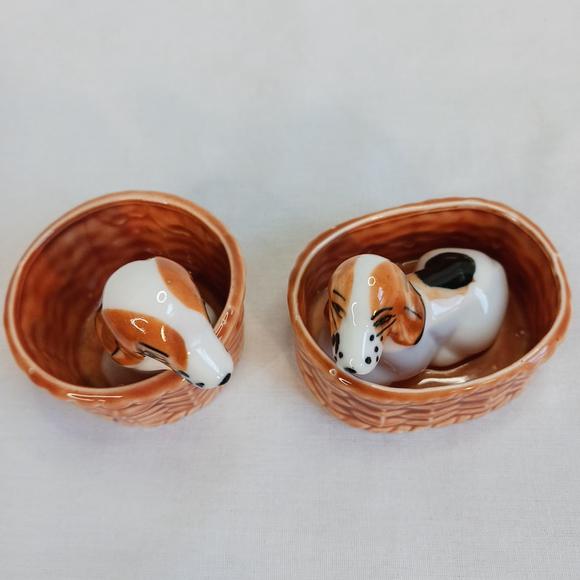 Vintage Porcelain Beagle Dog Figurine Miniature Puppy Set - Picture 3 of 5